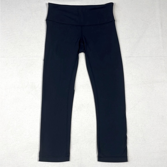 lululemon athletica Pants - Lululemon Athletica Sz4 Black 21' crop legging SMALL HOLE